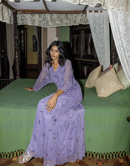 Monsoon نحيف فستان بيجي طويل مزين بالبوليستر المعاد تدويره D68H1002 ملابس أرجواني