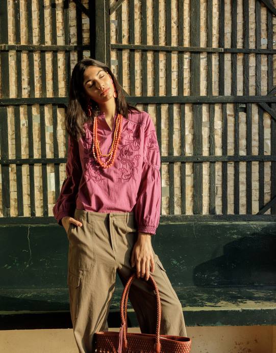 Monsoon نحيف بلوزة علوية مطرزة بالألوان من القطن المستدام D68H739 ملابس الأرجواني (أرجواني)