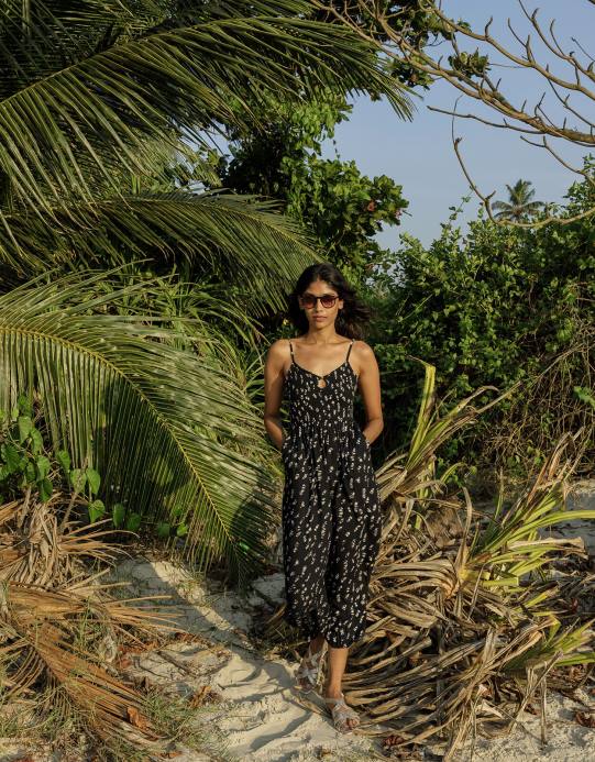 Monsoon نحيف جمبسوت بطبعة الباتيك ومزود بثنيات من Lenzing Ecovero D68H560 ملابس أسود